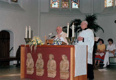 831235 Afbeelding van de huwelijksmis van Marie-José Verbiest en haar echtgenoot, in de kapel van het Verpleeghuis St. ...